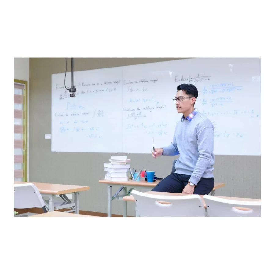 OBSBOT Tiny 2 AI-Powered PTZ 4K Webcam (OWB-2204-CE)